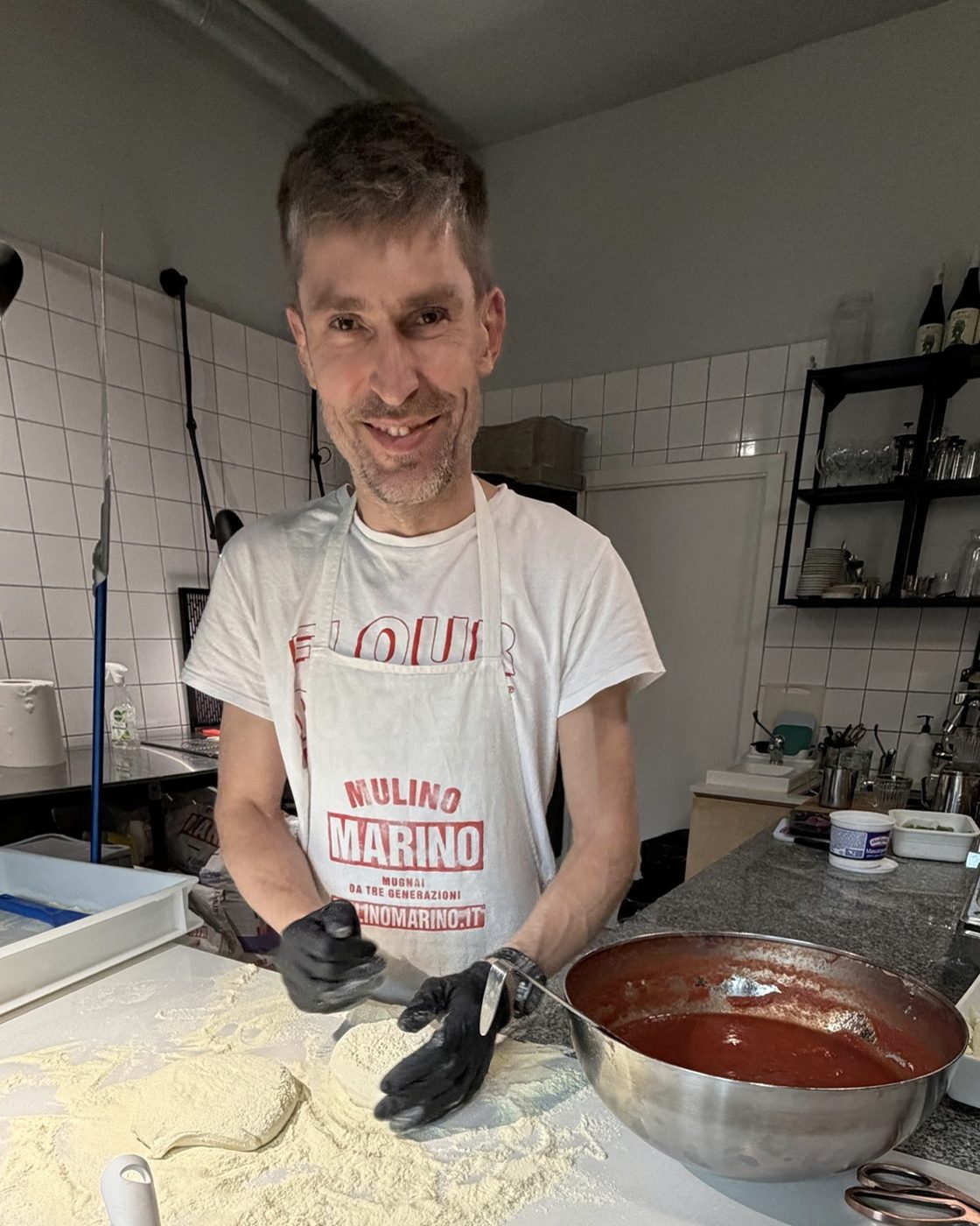 Konrad, właściciel i pizzaiolo, przy blacie